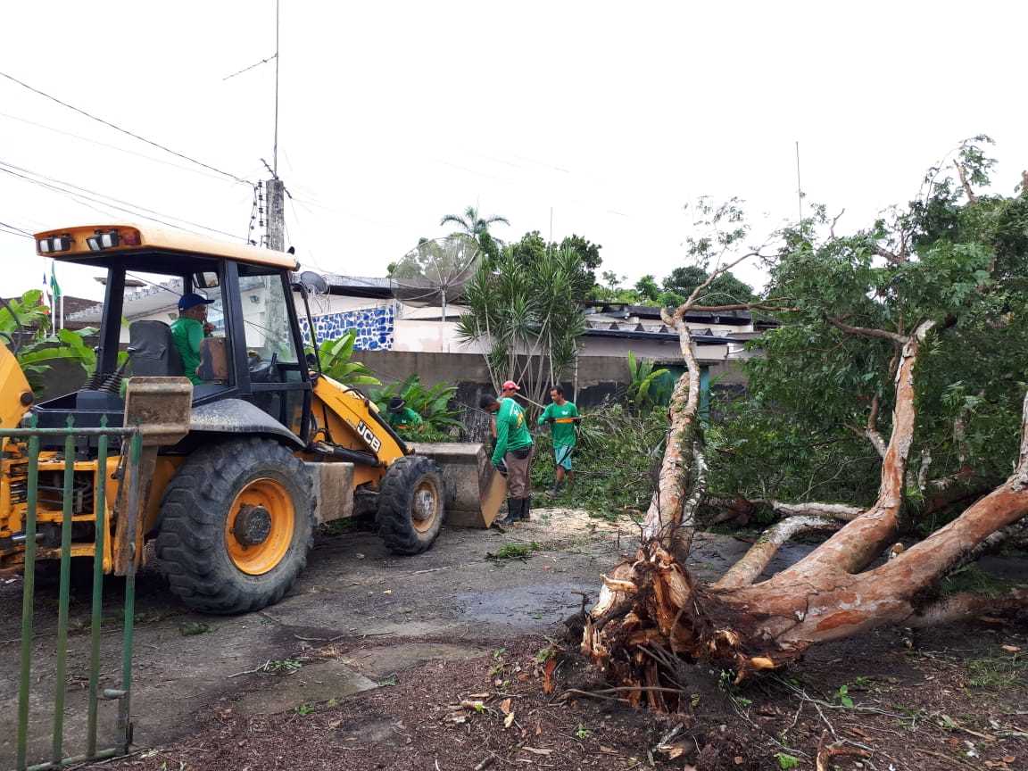 Prefeito se reúne com Secretarias e Defesa Civil para avaliar danos causados pela ventania e chuvas